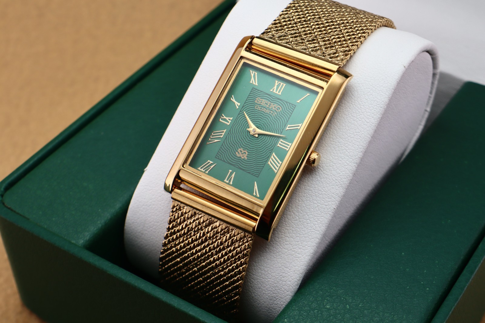 Orologio da polso uomo vintage Seiko slim quarzo quadrante verde con cinturino maglia dorata.