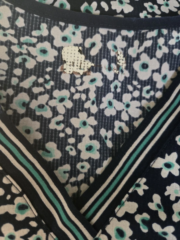 Med Couture Scrub Top Size XL-Navy/White Floral V-Neck-Chest 25.5"/L 28" - Image 3 of 4