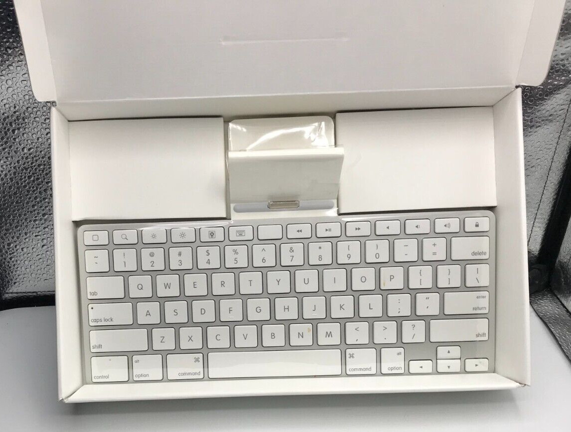 Apple iPad Keyboard Dock - Model A1359 MC533LL/B w/ Original Box  New