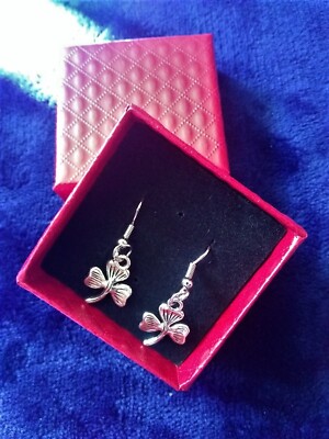Dreiblättriges Kleeblatt Ohrringe mit Geschenkbox, Metallohrringe, Silber, Kleeblatt