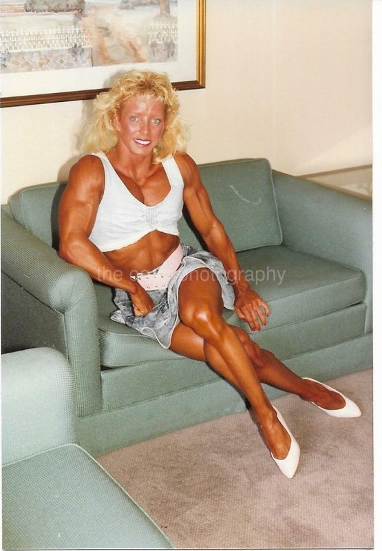 PRETTY BUFF WOMAN found photo MUSCLE GIRL Color PORTRAIT EN 110 31 N