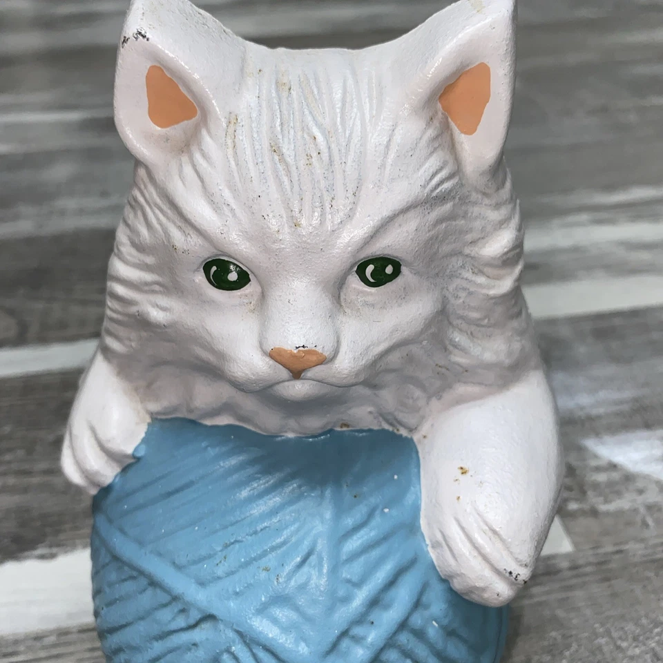 Tope de puerta de hierro fundido vintage 1987 gato gatito blanco con bola de hilo tapón de puerta Foto 2 de 4