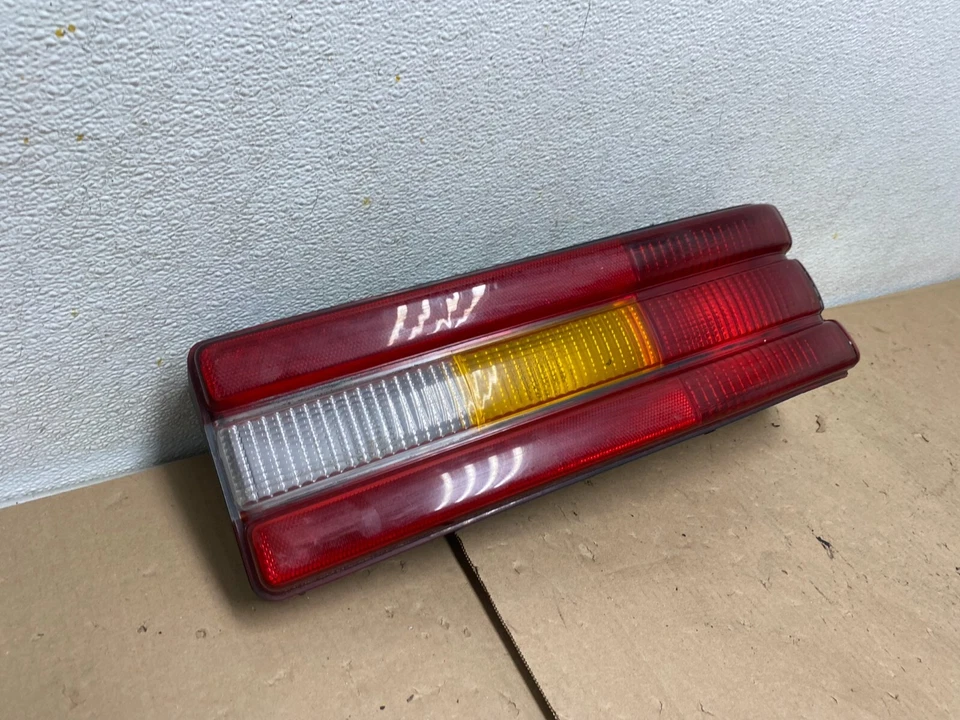 Luz trasera lateral del pasajero derecho Ford Escort 1986 E5987 DG1 fabricante original Foto 3 de 4