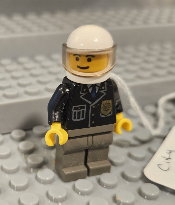 Lego MINIFIGURE- City Police Suit W Blue Tie And Badge.  Cop049.    Lot103