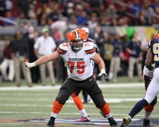 JOEL BITONIO 8X10 PHOTO CLEVELAND BROWNS PICTURE NFL FOOTBALL GAME ACTION