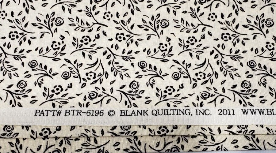 Tela acolchada en blanco 1 yarda flores negras fondo blanco rosas BTR-6196 Foto 2 de 4