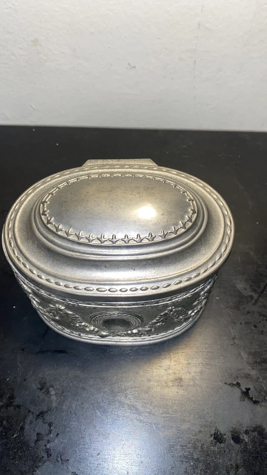 Antiguo terciopelo rojo ovalado enchapado en plata persa de Oriente Medio Foto 2 de 4