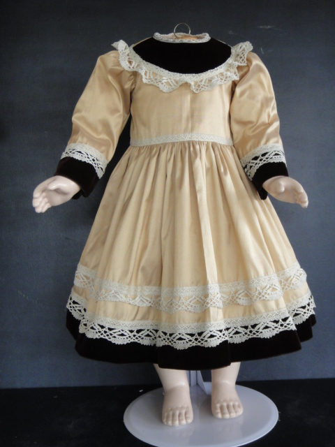 Poupée en porcelaine robe Bordeaux - Collection