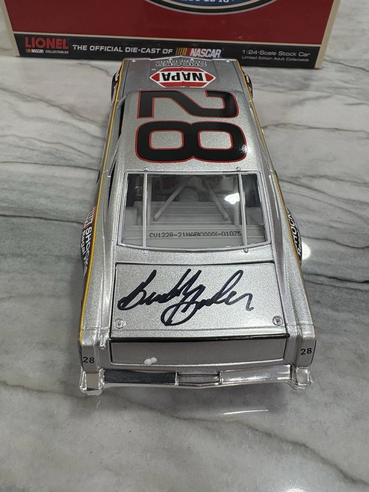 Buddy Baker 1977 Napa Gray Ghost Nascar 1/24 Diecast Oldsmobile #28 autografiado Foto 2 de 4