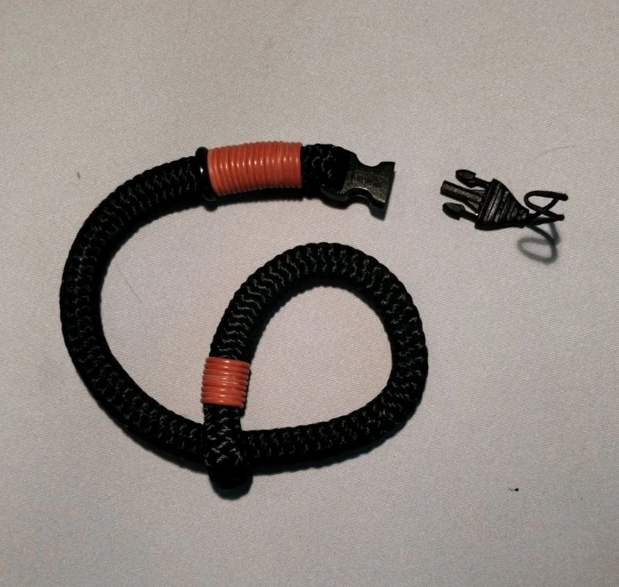 Correa de muñeca desmontable Lance para cámara negra y roja Leica Canon Fujifilm Foto 2 de 2