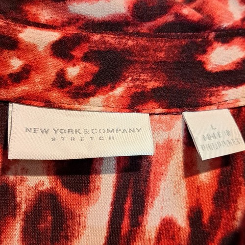 Blusa grande con botones estampado de guepardo rosa New York and Company con trasero enrollable - Imagen 6 de 8
