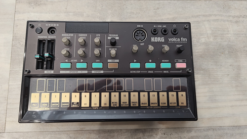 Korg Volca FM Synthesizer in OV, mit Bedienungsanleitung und Batterien - Bild 2 von 2