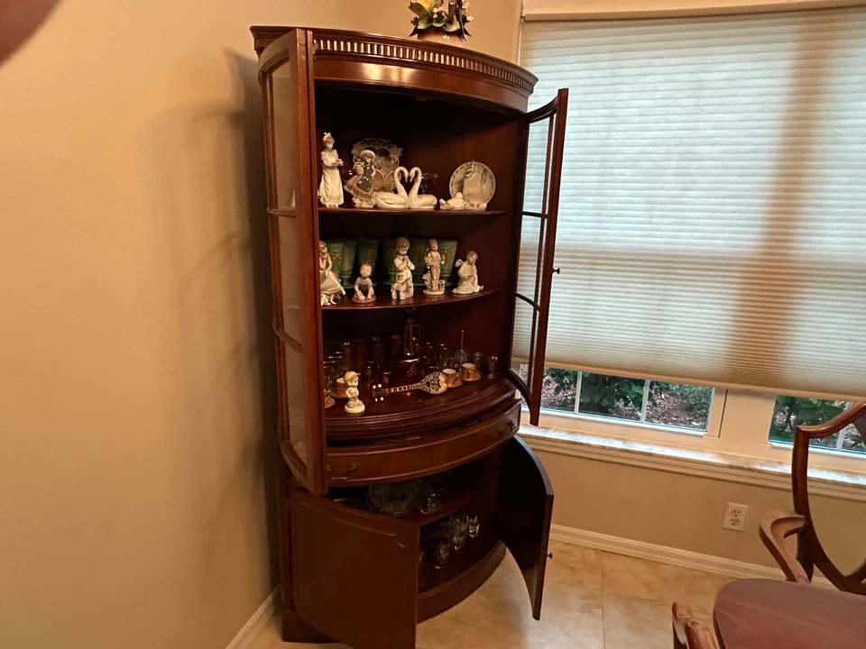 Antigua mesa de comedor con armario (sillas incluidas) Foto 4 de 4