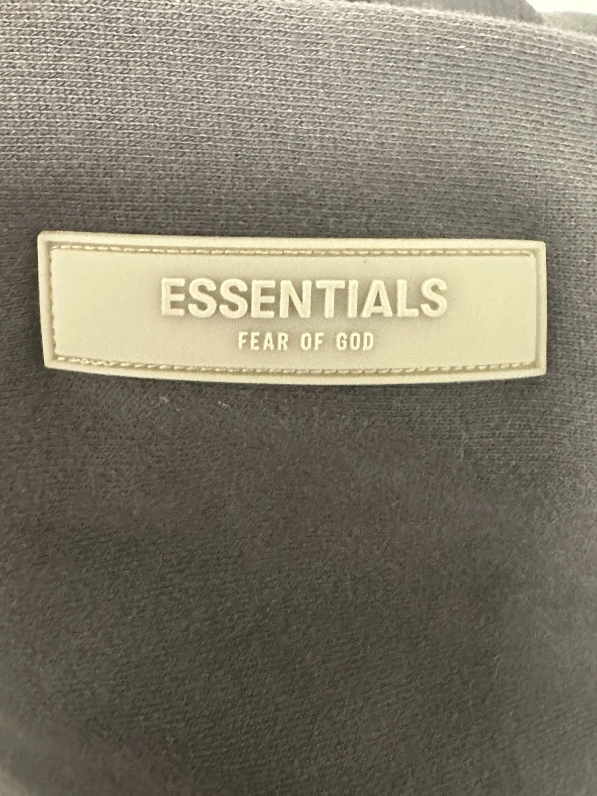 Felpa con cappuccio Essentials Fear Of God 1977 Iron indossata