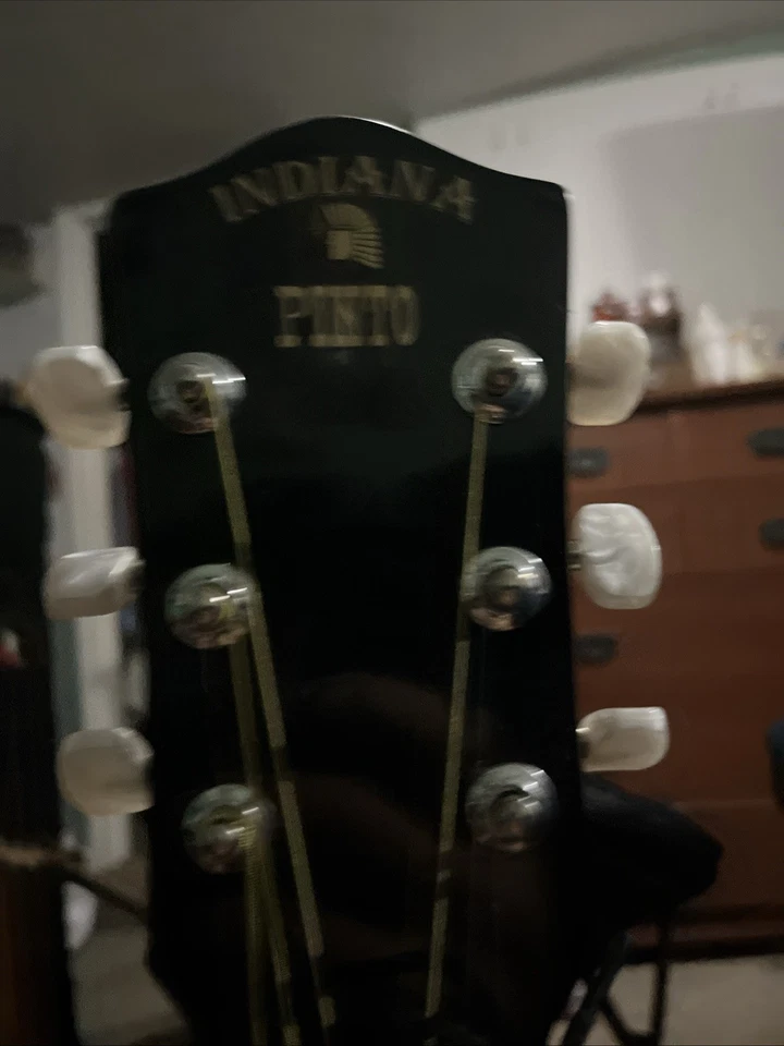 Guitarra acústica Indiana Pinto negra con correa Ying Yang Foto 3 de 4