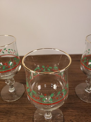 Vtg 1980’s Arby’s Holly Berry Christmas Wine Drinking Glasses Gold Rim Set of 5 - Picture 3 of 5