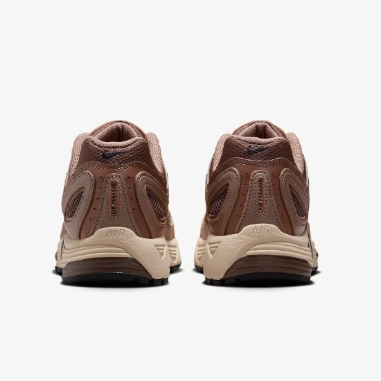 NIKE ヘカサス ライスアッフ スニカ 2005 HQ5725 200 Nike - WMNS Air Pegasus 2005 Sneaker in Mink Brown - HQ5725
