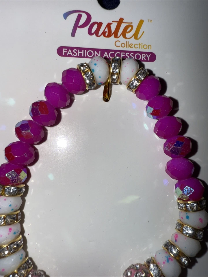 Pulsera expandible de cristal fucsia, blanco y dorado Foto 4 de 4