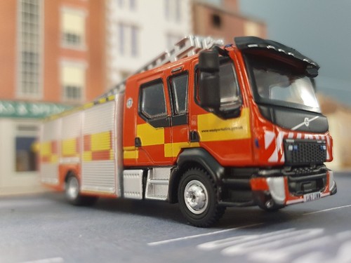 Fire Engine Volvo FL 2017 West Yorkshire WYFRS Emergency One Pump Ladder 1:76 - Picture 2 of 9