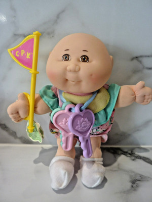 VINTAGE 1995 MATTEL FIRST EDITION CABBAGE PATCH RARE DOLL THREE KEYS AND A FLAG.