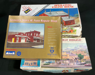 4 HO Train Buildings, Auto Repair, Engine House, Weekly Herald In Original Boxes