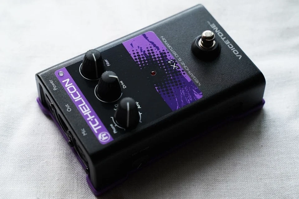 TC-Helicon VoiceTone X1 Vocal Distortion Effects Pedal w/ Megaphone & Amp - Image 3 of 4
