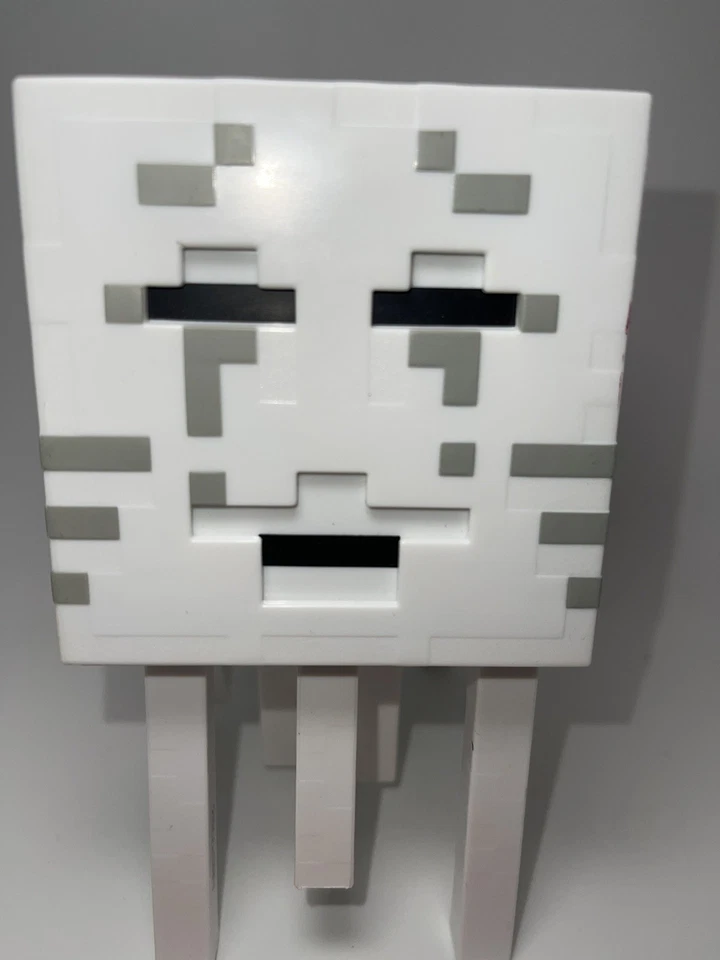 Minecraft 6" Fireball Ghost Launching Action Figure 2021 Mattel With 5 Toy Ammo - Image 2 of 4