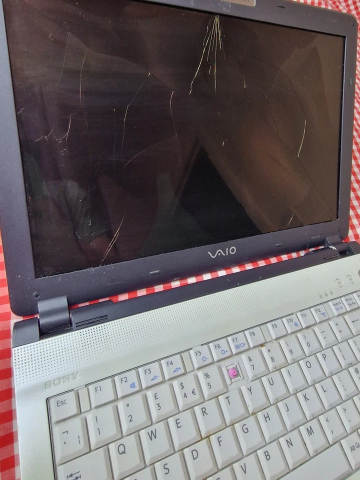 Sony Vaio VGN-FJ3S PCG-7Q1M Laptop Damaged Screen And Case Missing Parts Faulty - Image 3 of 4
