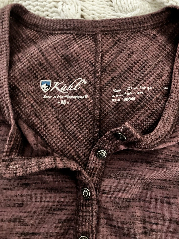 Top Henley de manga corta Svenna púrpura ciruela Kuhl lindo detalle de botones talla M Foto 3 de 4