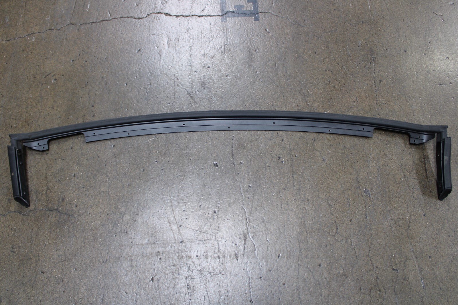 Lamborghini Gallardo, Spyder, Seal Top Front Moulding, Used, P/N 625019656019