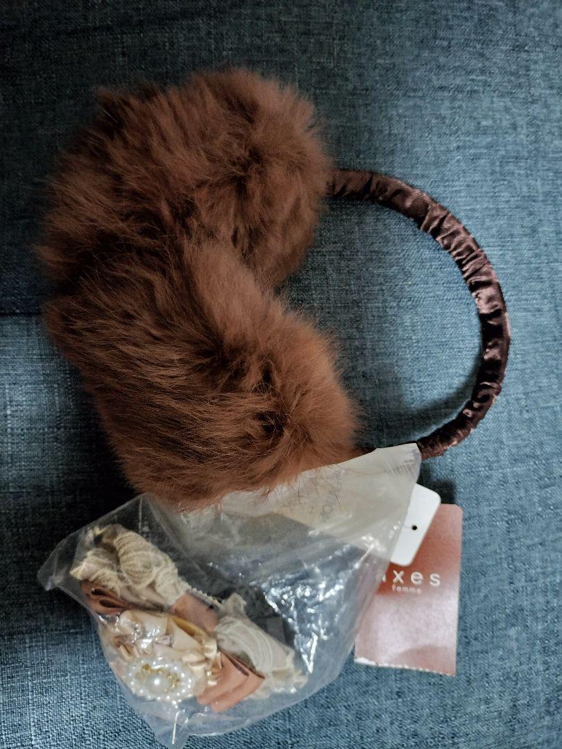 nofficialnoffice☆GLOSSY CORSAGE EARMUFF 🌸New with tags axes femme earmuffs with corsage, foxtail
