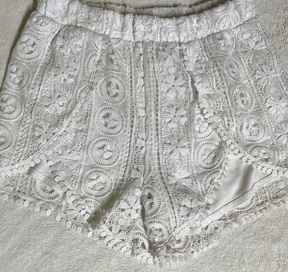Pantalones cortos Charlotte Russe blancos de encaje para mujer talla grande forrados cintura elástica Foto 3 de 4