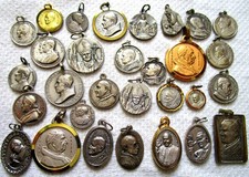 30 CATHOLIC MEDALS ALL POPES PIUS X  PAUL V1 JOHN X111 PIUS X11 JOHN PAUL 11 +