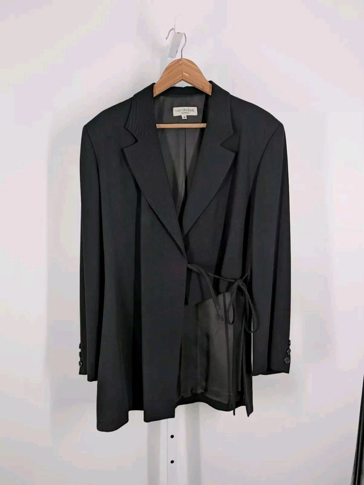 Blazer Ivan Grundahl Copenhagen gótico vanguarda arte desconstruída recorte gravata - Imagem 2 de 4