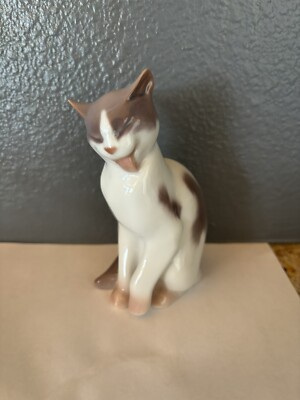 Bing & Grondahl Vintage Collectible Porcelain Cat Grooming #2466