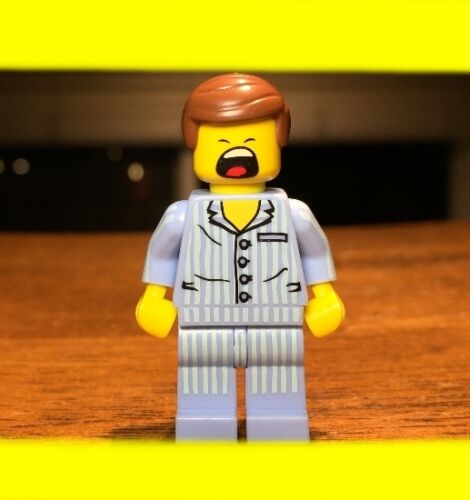LEGO MOVIE EMMET PAJAMAS GENUINE MINIFIGURE Winking Lopsided Smile Yawning RARE - Picture 1 of 3