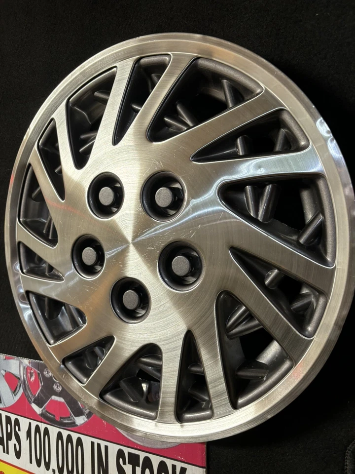 Dodge Caravan Shadow Lebaron 1993-95 15"" tapacubos plateado usado 1 carbón abolladuras OEM Foto 3 de 4