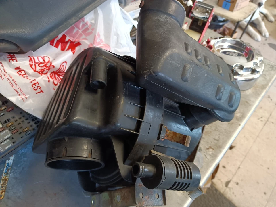 1989 ISUZU TROOPER 2.6 AIR CLEANER UPPER AND LOWER USED NOT NEW - Image 4 of 4