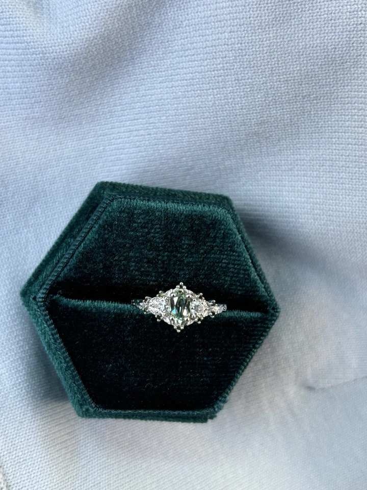 Rosa de brezo tres piedras con detalles de zafiro verde de laboratorio ovalado y diamante verde Foto 4 de 4