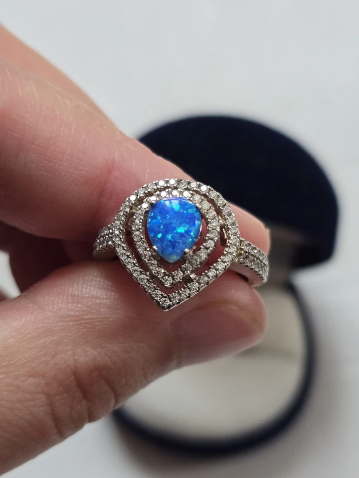 Anello In Argento Con Opale Blu A Goccia E Doppia Fila Di Zirconi Eleganti - Immagine 3 di 4