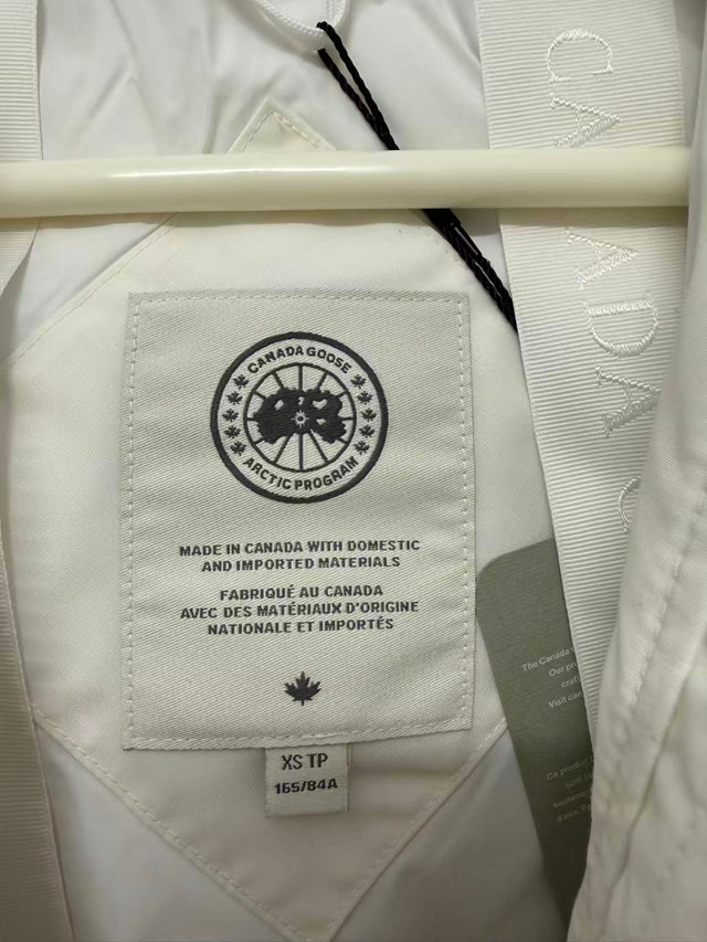 Beautiful Authentic Brand New with Tag Canada Goose Shelburne Parka - XS/White thumbnail 6
