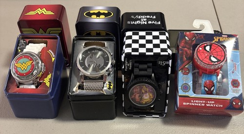 Lotto orologi~SpiderMan~Wonder Woman~Batman~Five Nights at Freddy’s~Nuovi (Vecchio Stock)