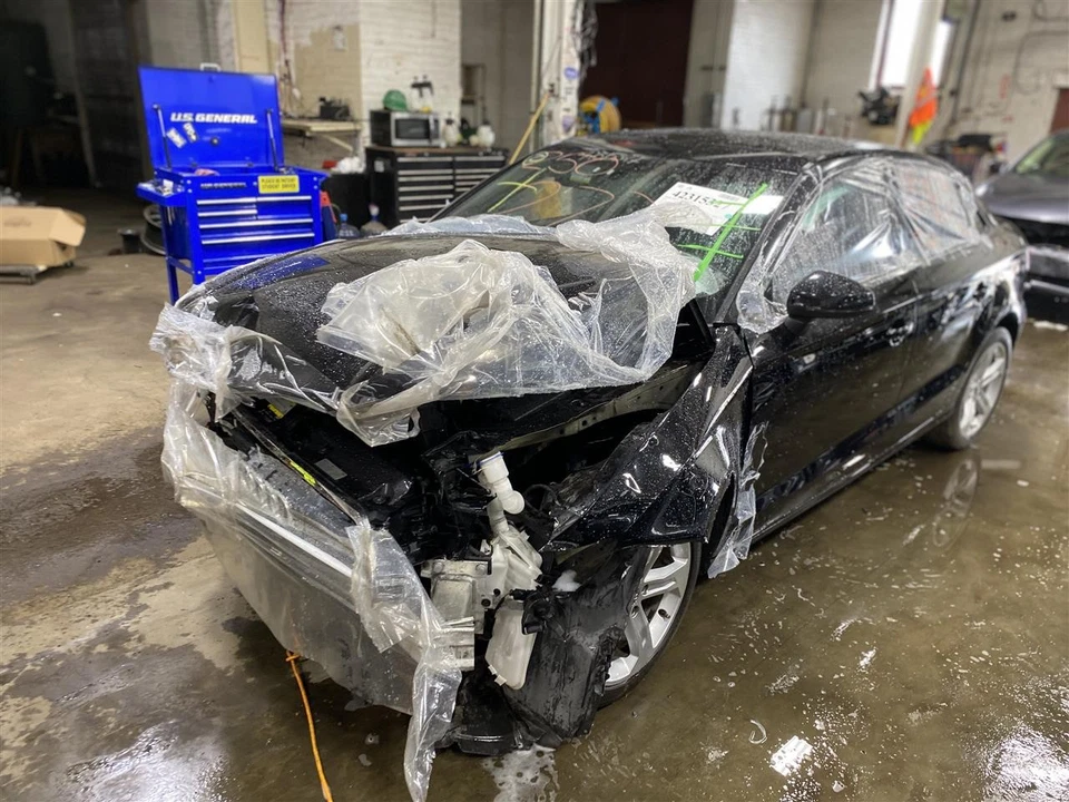 PLASTIC ENGINE COVER Audi A3 2018 18 1409173 — 第 4/4 张图片