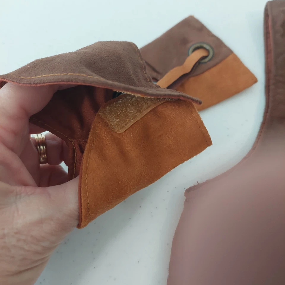 Chaleco, puños y cantimplora de vaquero de gamuza juvenil M Play 2005 Toys R Us Foto 4 de 4