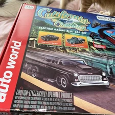 Auto World "California Cruising" 14' HO Scale Slot Car Race Track Set SRS331