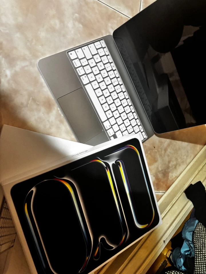 Apple ipad pro 13 2024 Apple Pencil e keyboard  - Immagine 4 di 4