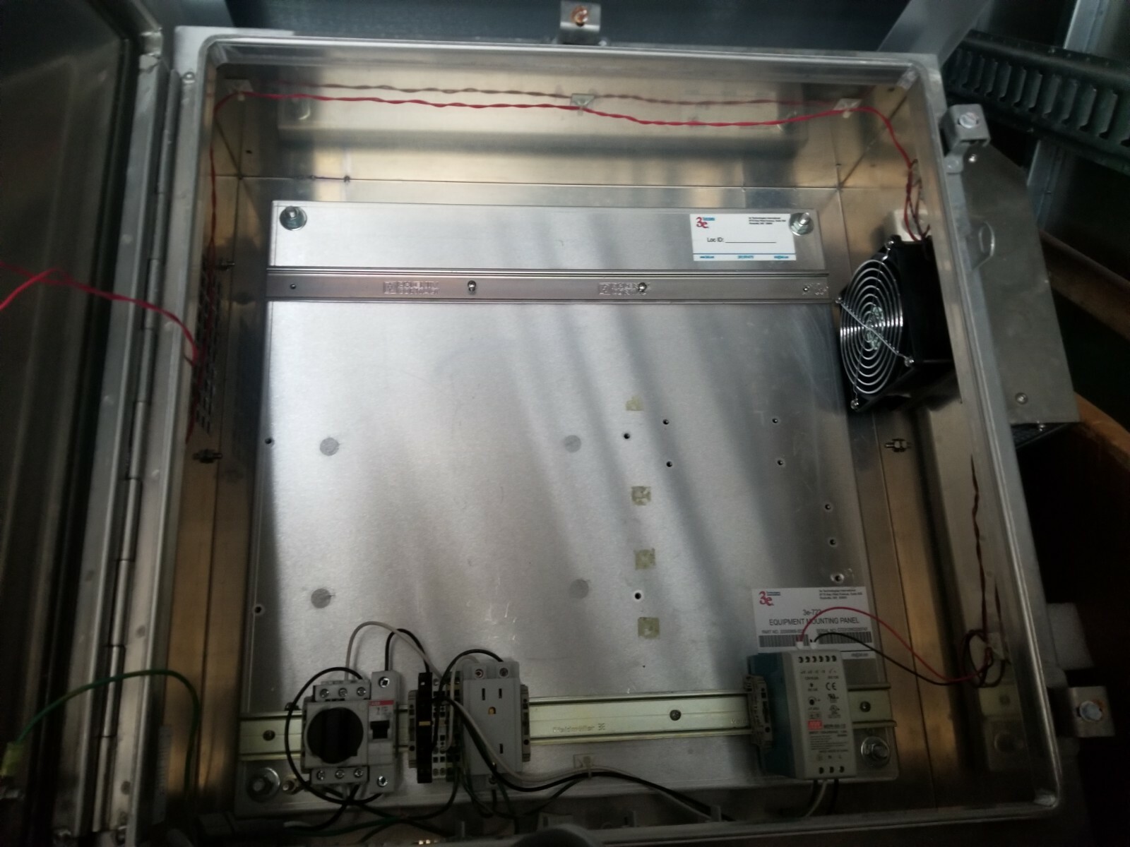 HAMMOND 1418N4ALJ8 ALUMINUM ENCLOSURE NEMA 4x 24x24x8" W/ RAINHOOD ADJ