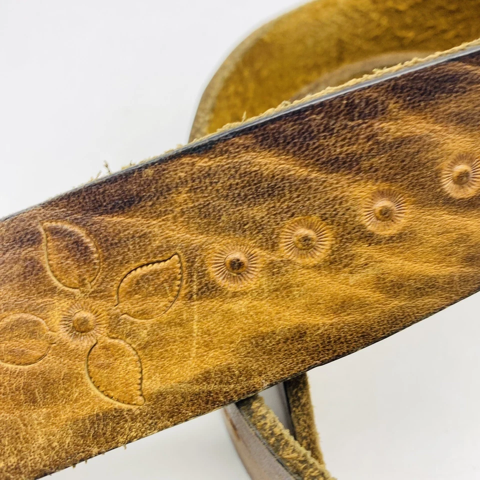 Cinturón de cuero vintage Y2K marrón floral en relieve boho Foto 2 de 4