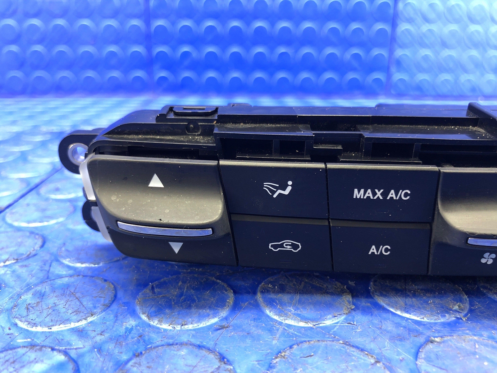 2017-2022 MASERATI LEVANTE OEM FRONT DASHBOARD HEATER CLIMATE TEMPERATURE MODULE