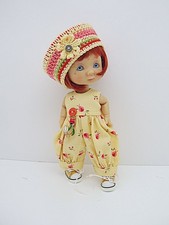 Bugs on Mameluco Amarillo y Sombrero para Muñeca Nikki Britt 6", Hecho por Ulla, SIN MUÑECA
